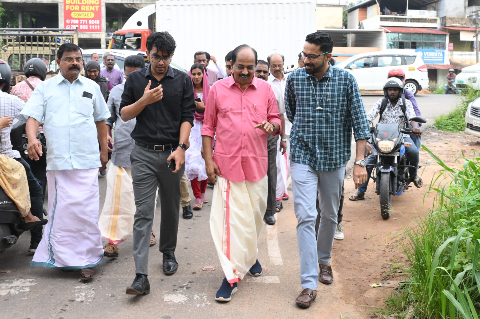 The Minister visited Kaniyapuram and Pallipuram areas.